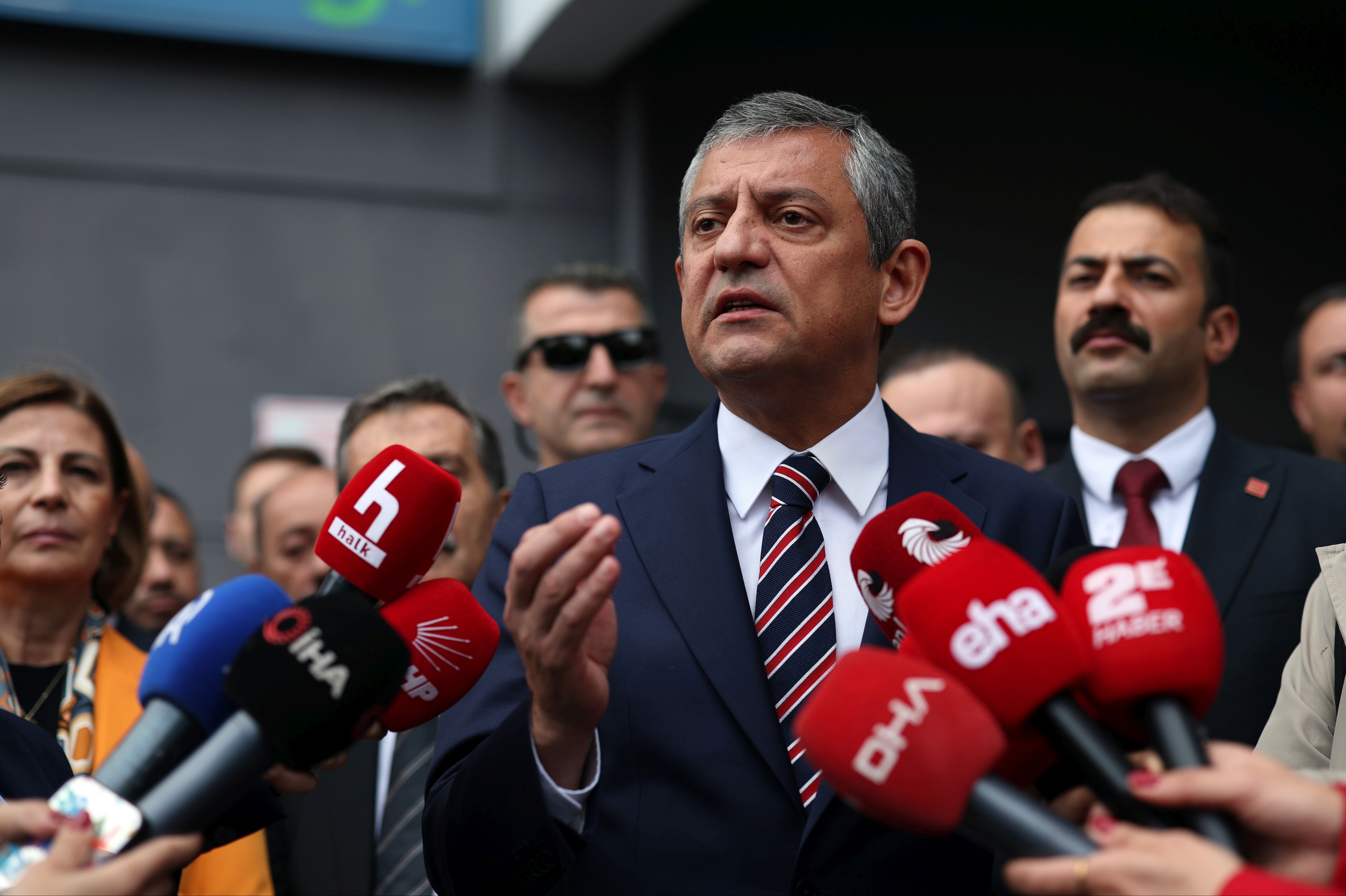 Özel: Kendisini yenebileceğini düşündüğü rakibine darbe yapıyor.